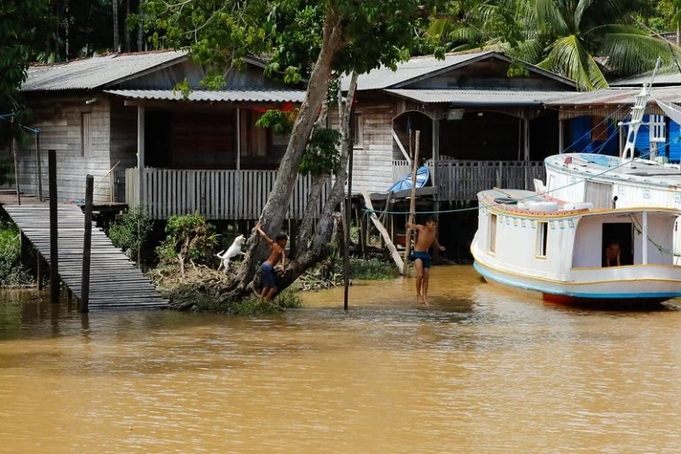 No Amapá, Bolsonaro lança projeto que leva fibra óptica a 1 milhão de pessoas