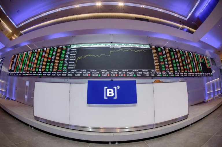 Bolsa tem alta acentuada e fecha com 108.109 pontos