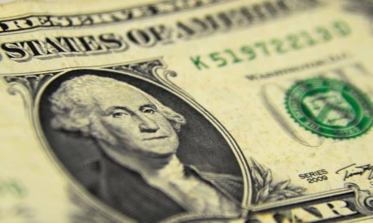 Dólar é negociado abaixo de R$ 5 pelo segundo dia seguido