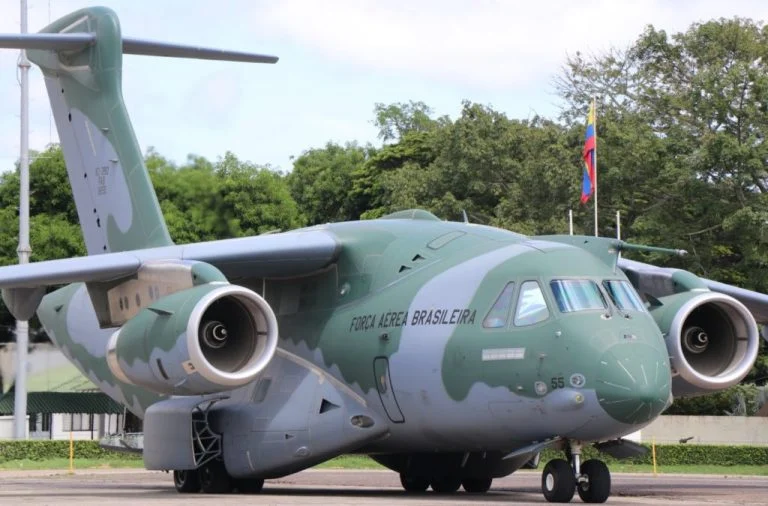 Avião da FAB parte para resgatar brasileiros