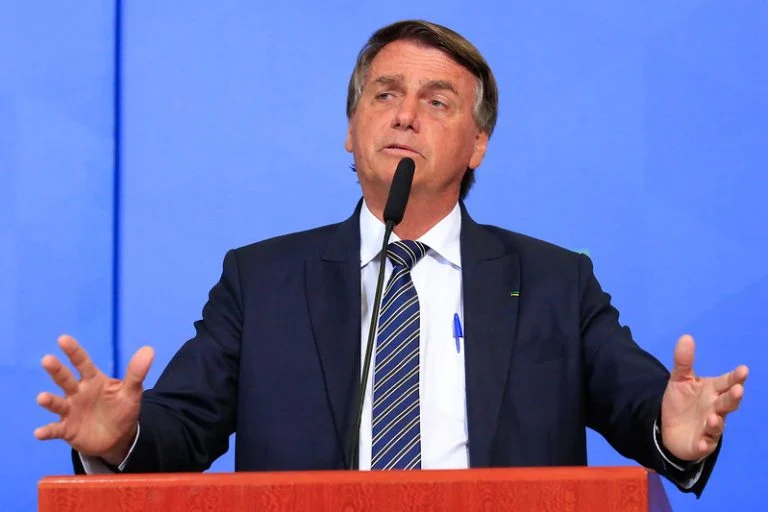 Bolsonaro defende que Forças Armadas também contem os votos