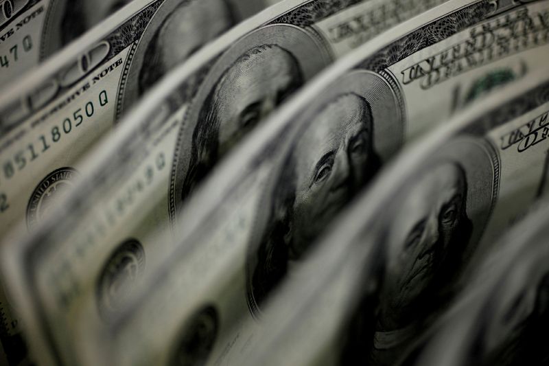 Dólar tem maior queda em quase 9 meses e fecha abaixo de R$5 com otimismo global