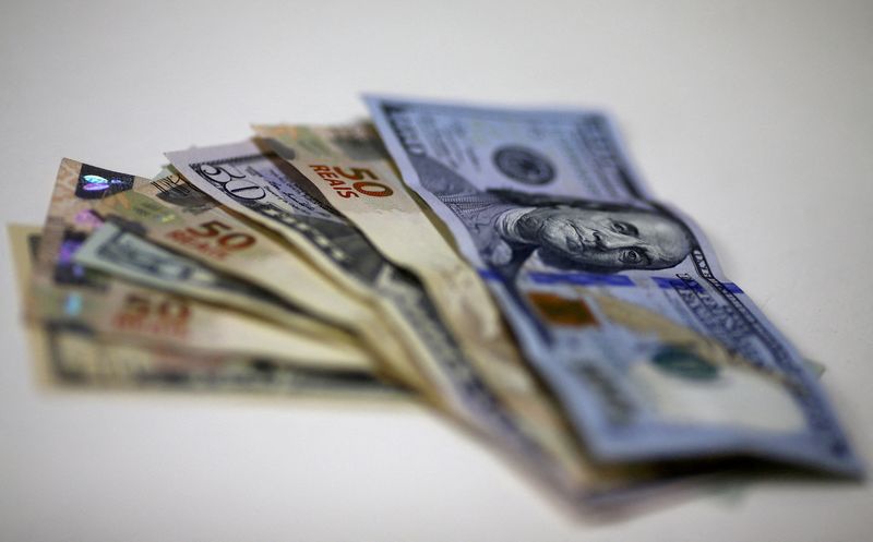 Dólar renova mínima em 5 semanas e real tem melhor desempenho entre emergentes em semana de respiro