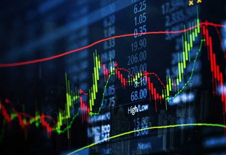 Ibovespa fecha em alta de 0,73% depois de 8 quedas e dólar cai mais de 2% após Fed subir juros: o que explica movimento?