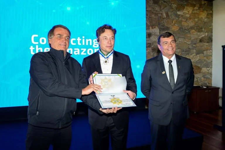 Bolsonaro entrega medalha a Elon Musk