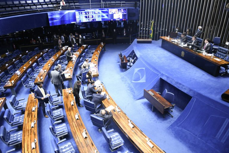 Senado aprova PEC que cria estado de emergência; texto precisa ir à Câmara