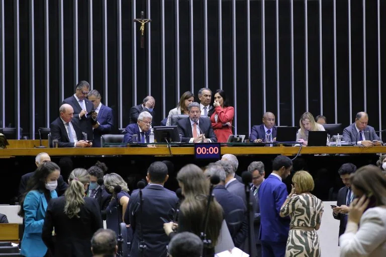 Câmara aprova teto do ICMS sobre combustível e energia