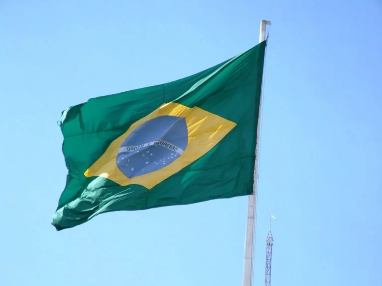 Querer proibir a bandeira do Brasil em propaganda eleitoral é ilegal