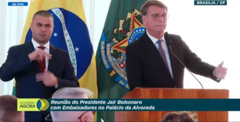 Bolsonaro compartilha insegurança sobre urnas e apuração a embaixadores