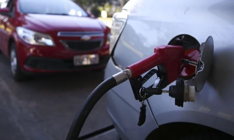 Cai o preço da gasolina em todos os Estados do Brasil