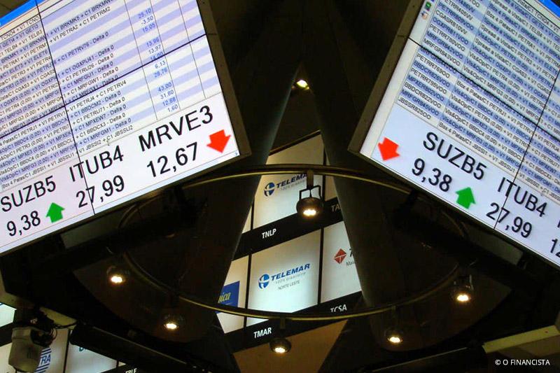 Ibovespa fecha em alta antes de fala de Powell