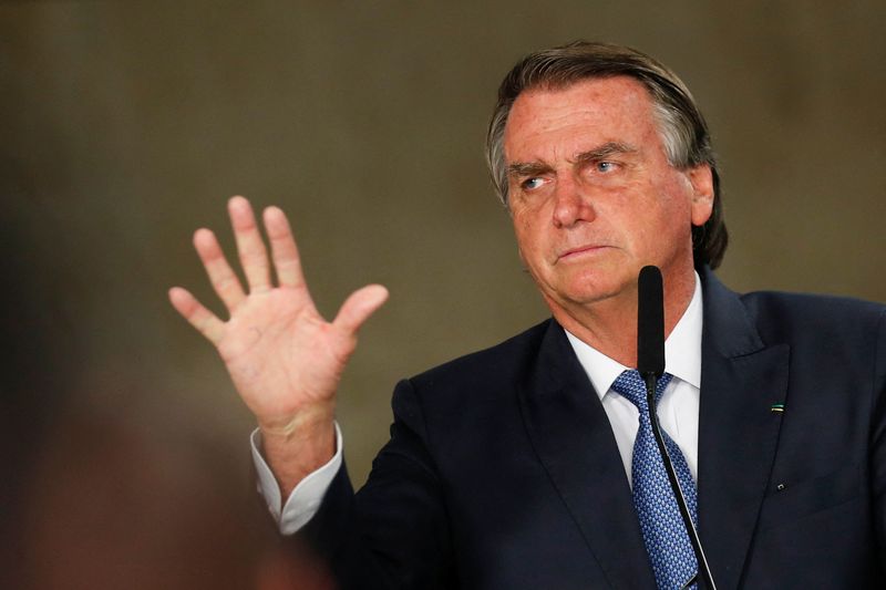 Bolsonaro diz esperar dólar abaixo de R$5 em breve e novas reduções no preço da gasolina