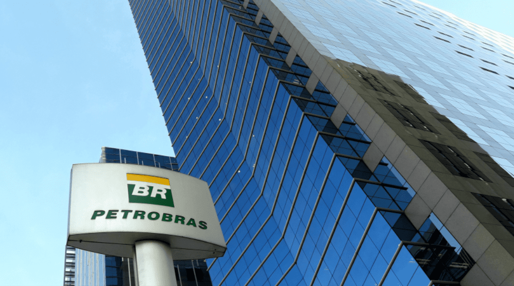 Petrobras (PETR4) anuncia redução de 6,4% no preço do asfalto nas refinarias