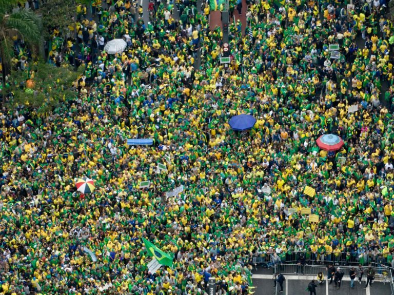 A única coisa que não pode ser maquiada é o povo na rua