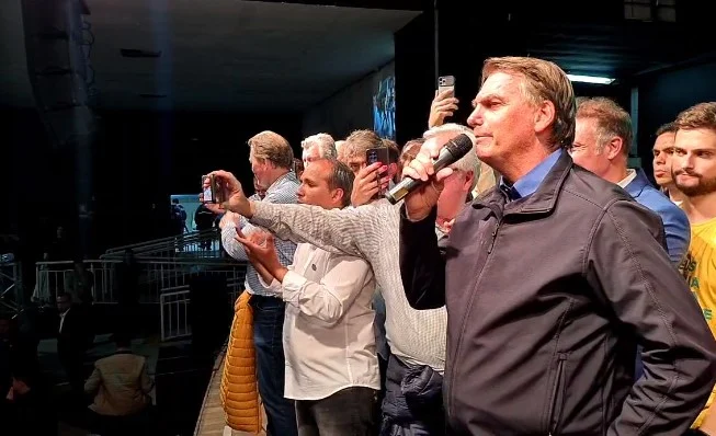 Bolsonaro quer eleitores nas seções até o resultado da eleição