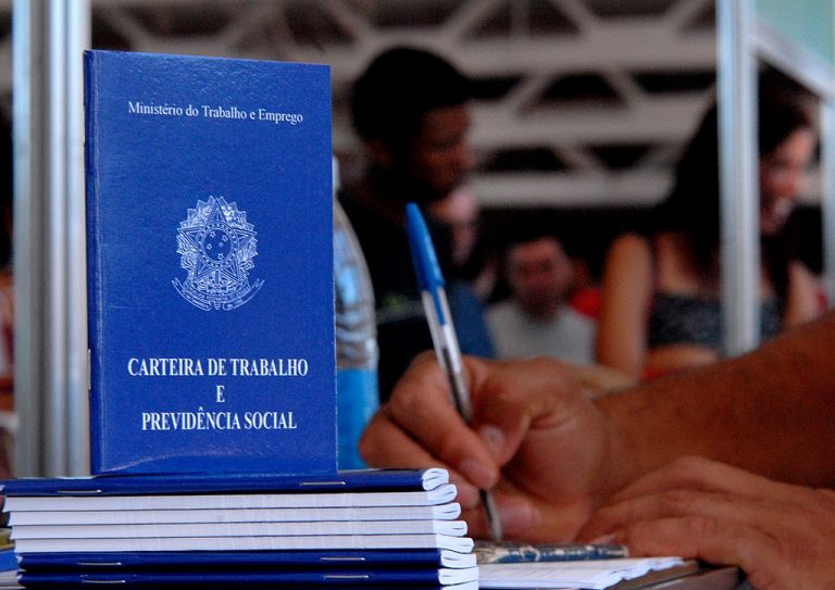 Taxa de desemprego cai para 8,3% em outubro, menor nível desde 2015