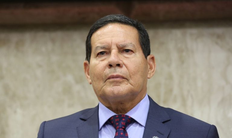 ‘Censura é usada como arma covarde para ameaçar o livre debate’, diz Mourão